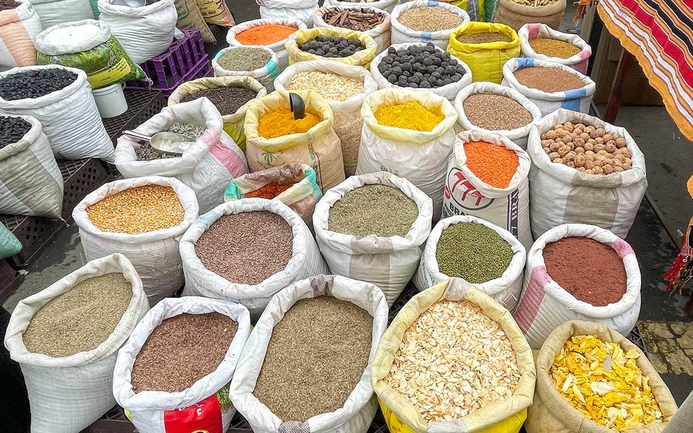 سوق العطارة في السعودية يعرض الأعشاب الطبية والبهارات السعودية التقليدية