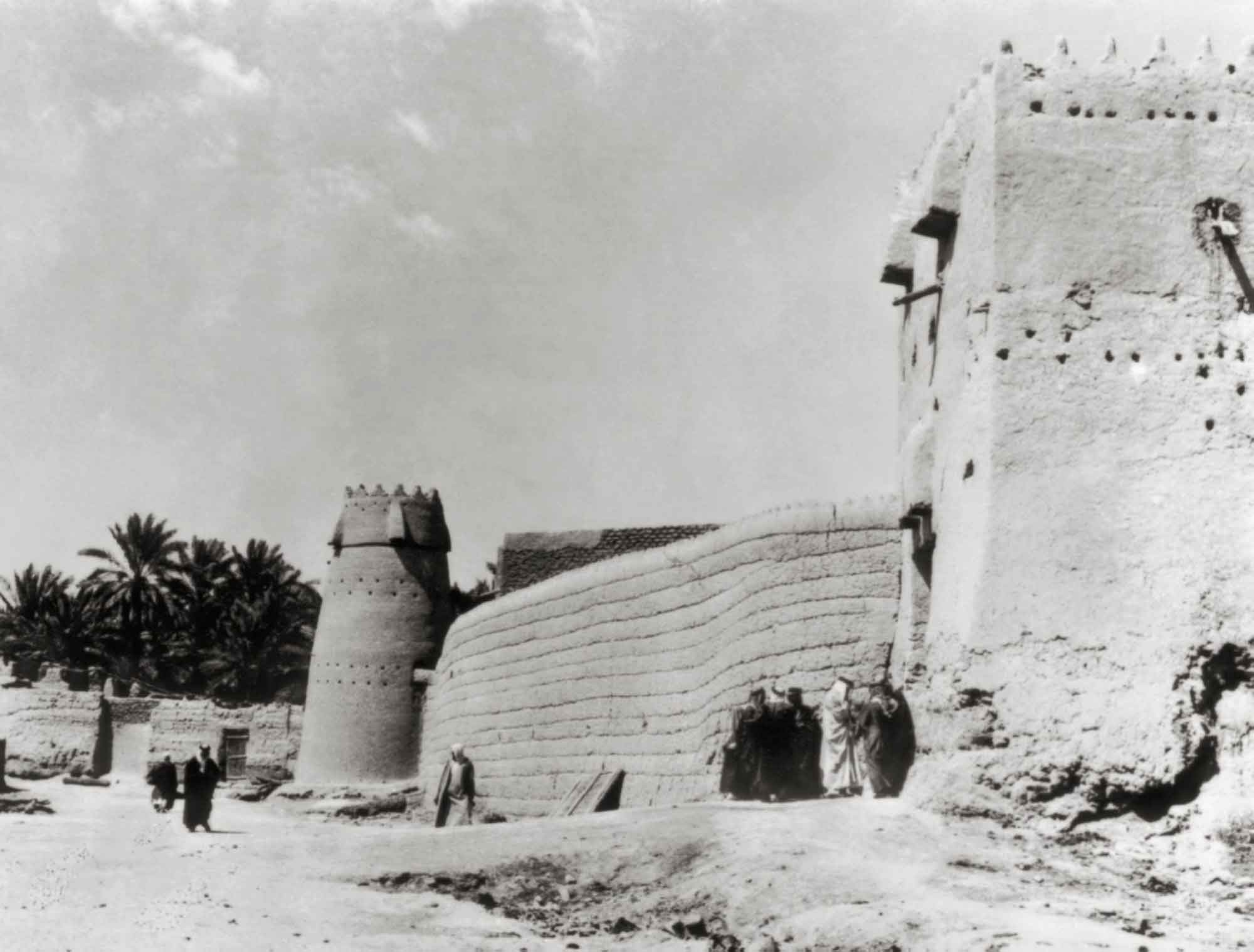 سور مدينة الرياض القديم وتظهر بوابة دخنة. (دارة الملك عبدالعزيز)