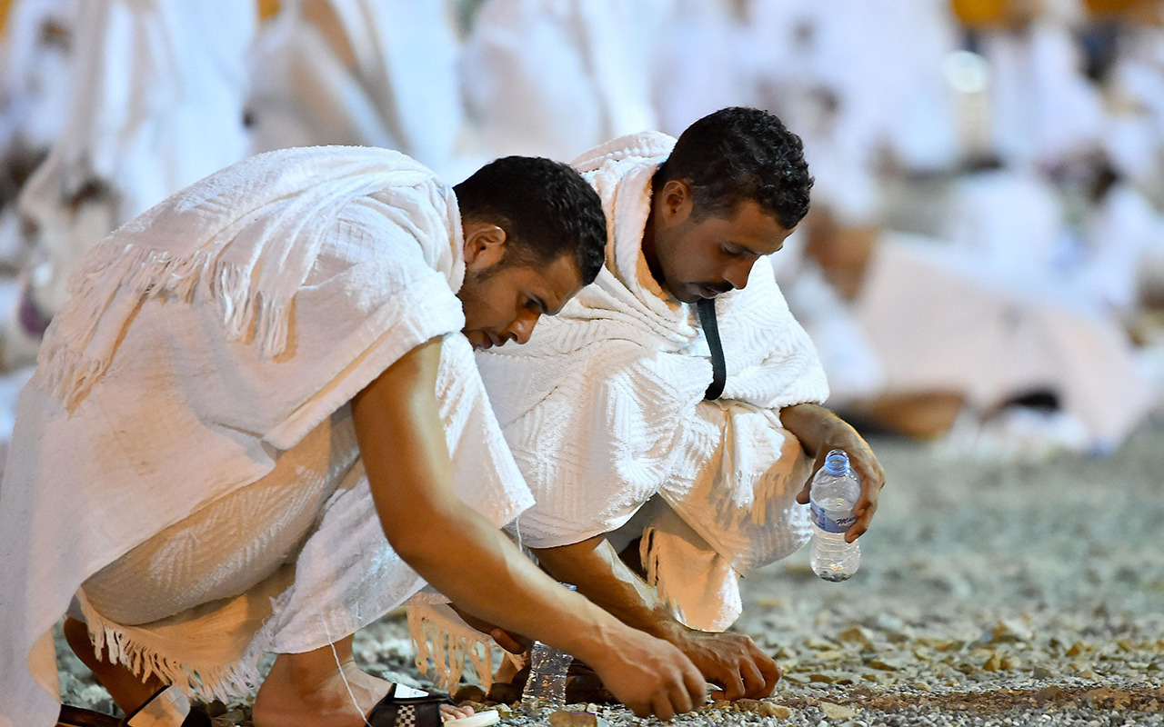 حجاج يجمعون الحصى