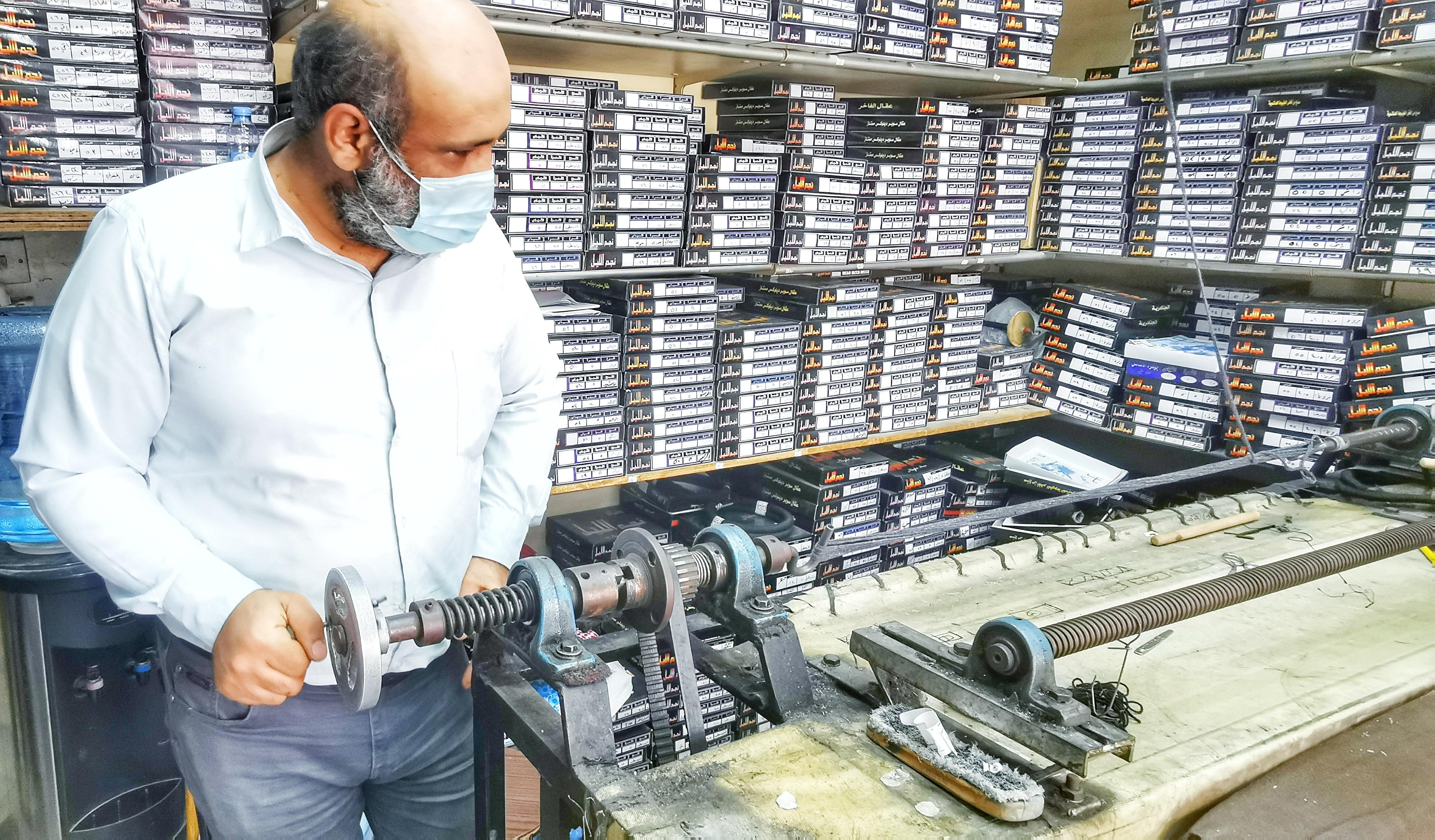 حرفي يقوم بصناعة العقال